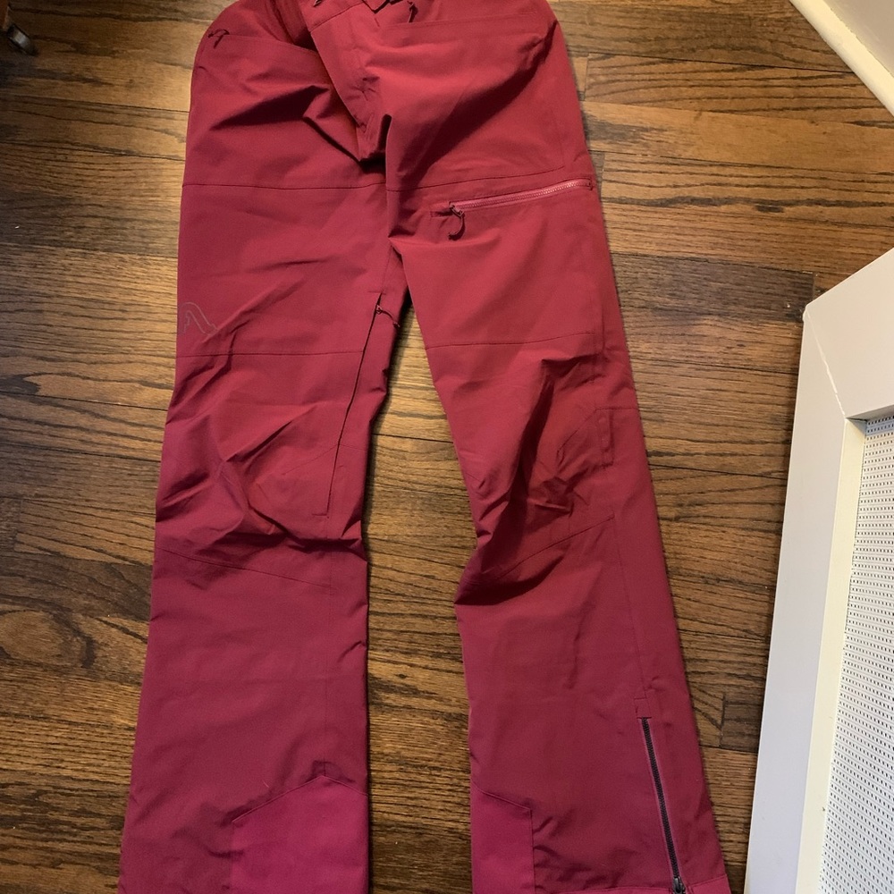 Raspberry/beer colored fly flow womens ski pants. Size large. Only worn 4 times